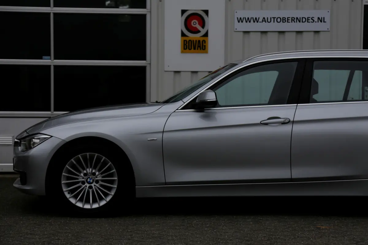 320i High Executive*NL-Auto*Perfect Onderh.*Leder/Stoelverw./Gr. Navi/Keyless Entry+Go/LED/Climate-Control/Cruise-Control/17 inch LM*