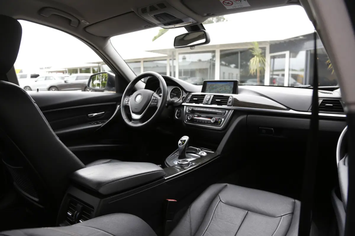 320i High Executive*NL-Auto*Perfect Onderh.*Leder/Stoelverw./Gr. Navi/Keyless Entry+Go/LED/Climate-Control/Cruise-Control/17 inch LM*
