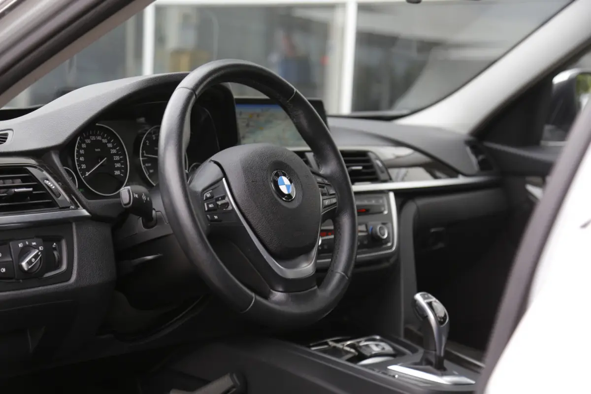320i High Executive*NL-Auto*Perfect Onderh.*Leder/Stoelverw./Gr. Navi/Keyless Entry+Go/LED/Climate-Control/Cruise-Control/17 inch LM*