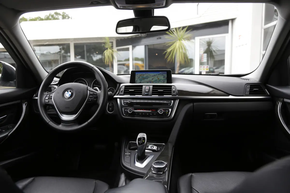 320i High Executive*NL-Auto*Perfect Onderh.*Leder/Stoelverw./Gr. Navi/Keyless Entry+Go/LED/Climate-Control/Cruise-Control/17 inch LM*