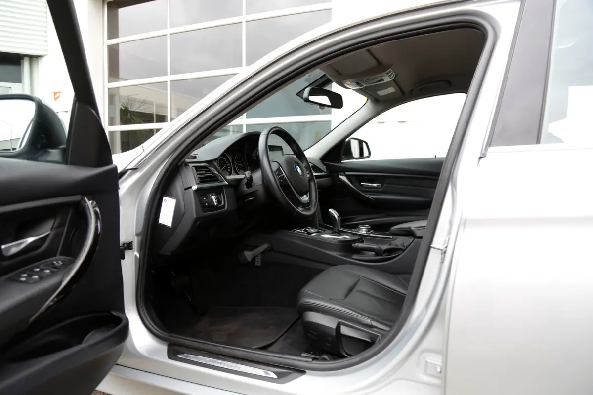320i High Executive*NL-Auto*Perfect Onderh.*Leder/Stoelverw./Gr. Navi/Keyless Entry+Go/LED/Climate-Control/Cruise-Control/17 inch LM*