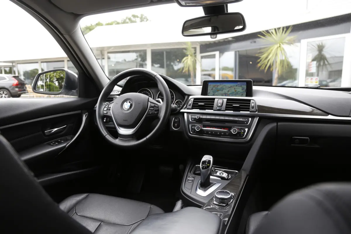 320i High Executive*NL-Auto*Perfect Onderh.*Leder/Stoelverw./Gr. Navi/Keyless Entry+Go/LED/Climate-Control/Cruise-Control/17 inch LM*
