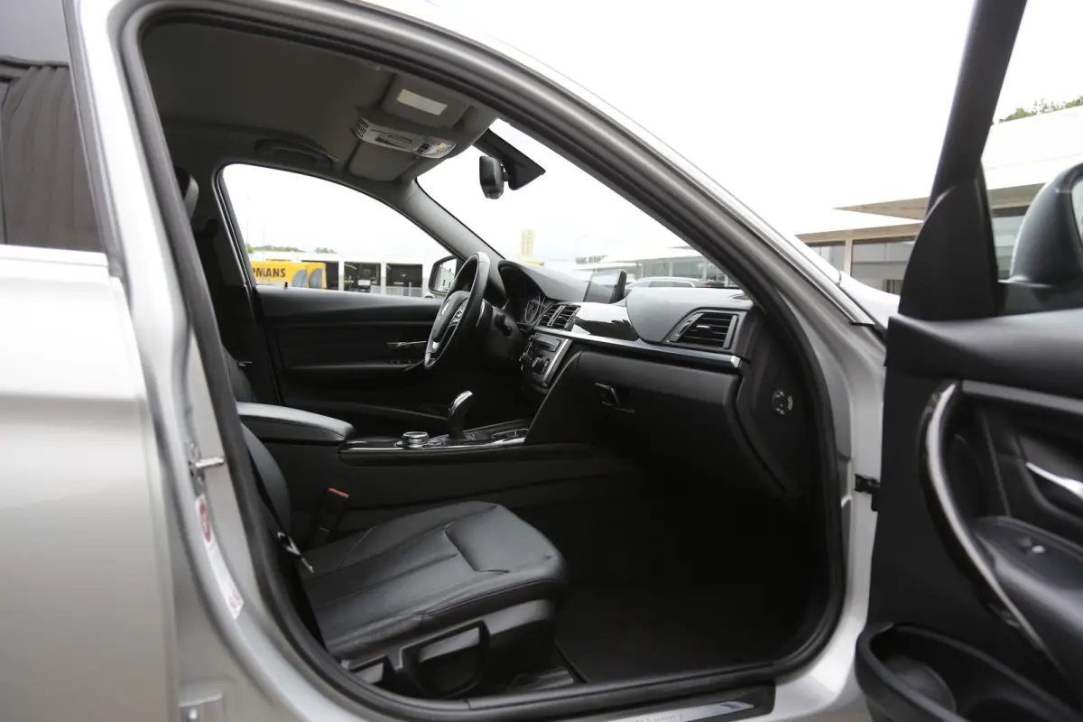 320i High Executive*NL-Auto*Perfect Onderh.*Leder/Stoelverw./Gr. Navi/Keyless Entry+Go/LED/Climate-Control/Cruise-Control/17 inch LM*