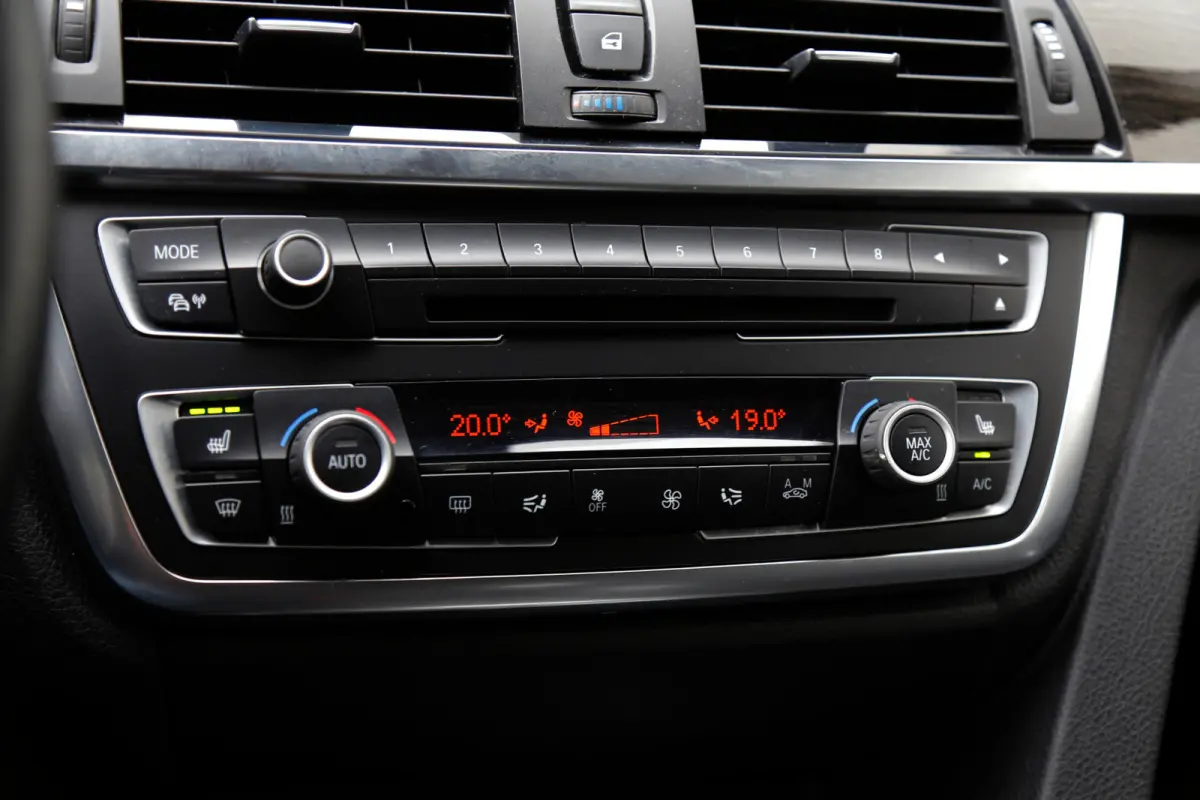 320i High Executive*NL-Auto*Perfect Onderh.*Leder/Stoelverw./Gr. Navi/Keyless Entry+Go/LED/Climate-Control/Cruise-Control/17 inch LM*