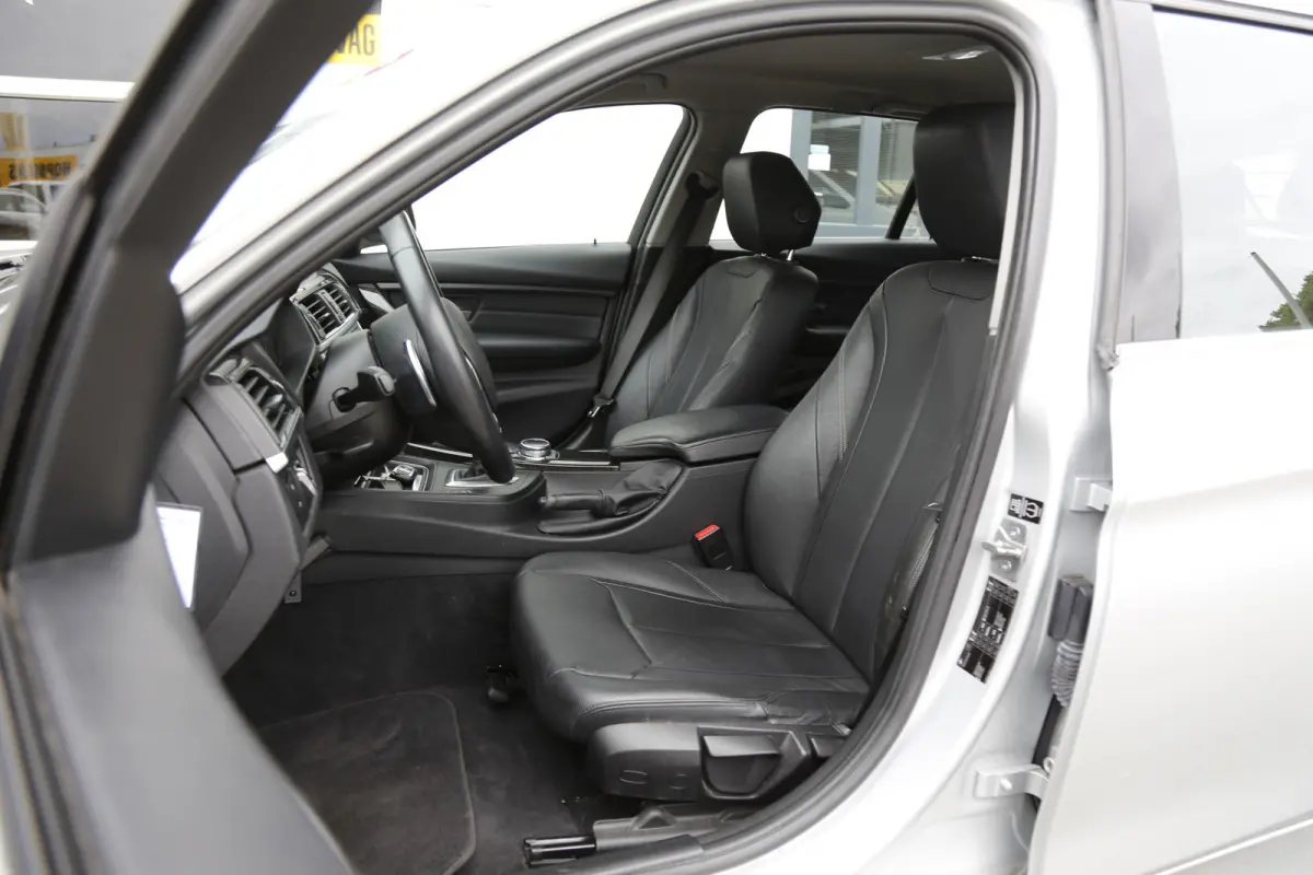 320i High Executive*NL-Auto*Perfect Onderh.*Leder/Stoelverw./Gr. Navi/Keyless Entry+Go/LED/Climate-Control/Cruise-Control/17 inch LM*