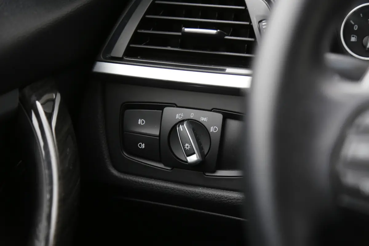 320i High Executive*NL-Auto*Perfect Onderh.*Leder/Stoelverw./Gr. Navi/Keyless Entry+Go/LED/Climate-Control/Cruise-Control/17 inch LM*
