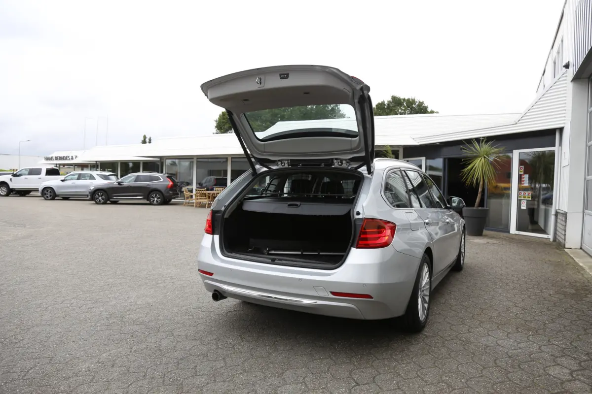 320i High Executive*NL-Auto*Perfect Onderh.*Leder/Stoelverw./Gr. Navi/Keyless Entry+Go/LED/Climate-Control/Cruise-Control/17 inch LM*