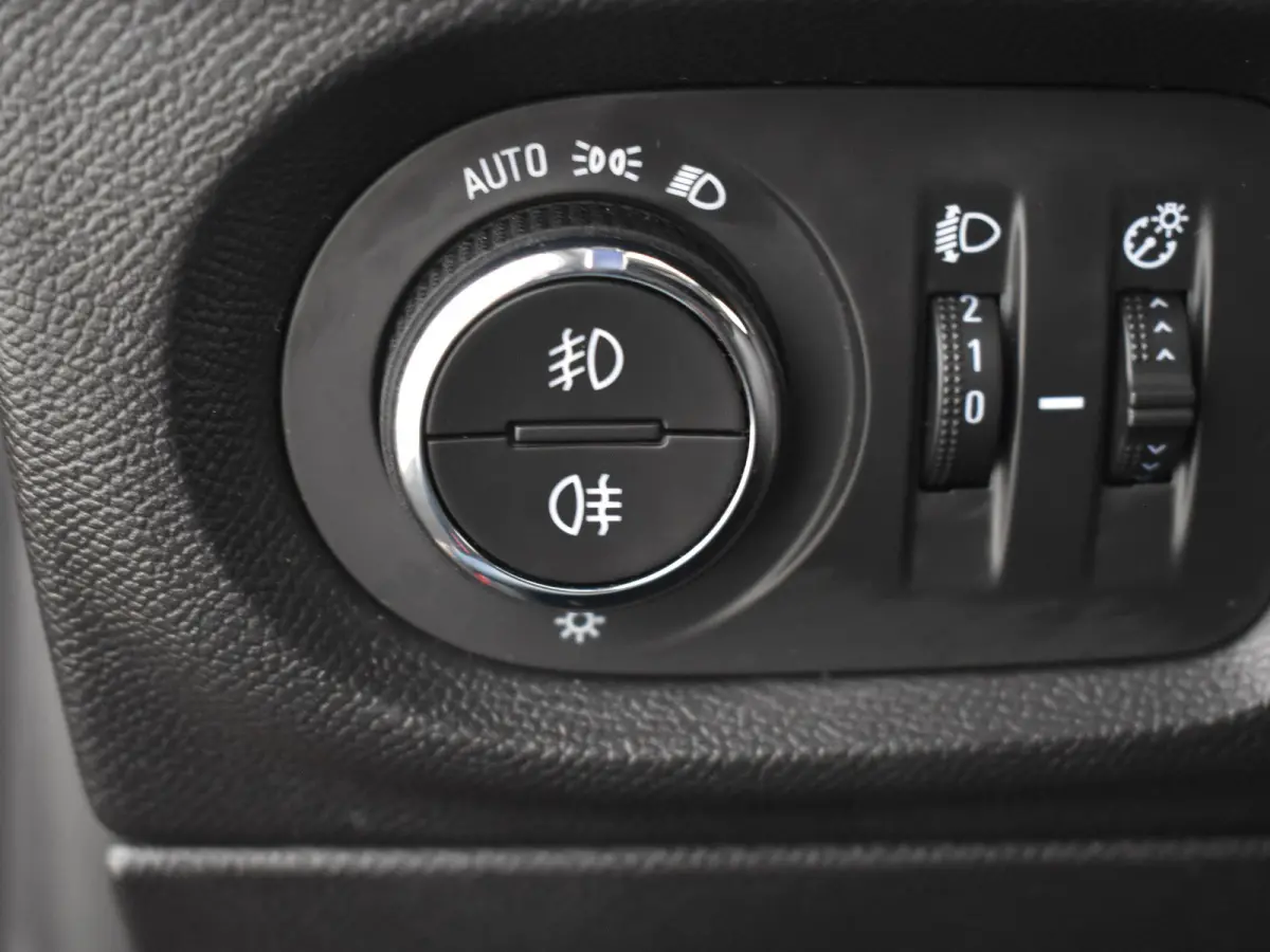 1.2 Elegance 102 PK | Achteruitrijcamera | Parkeersensoren voor/achter | Apple carplay Android auto | Cruise control | Bleutooth | DAB | Airco | Verkeersborden detectie | Rijstrooksensoren |