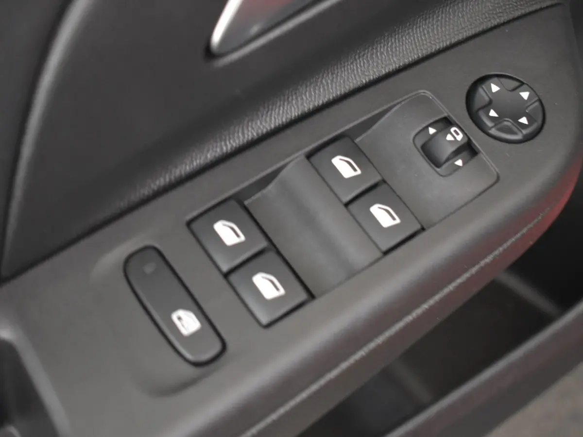 1.2 Elegance 102 PK | Achteruitrijcamera | Parkeersensoren voor/achter | Apple carplay Android auto | Cruise control | Bleutooth | DAB | Airco | Verkeersborden detectie | Rijstrooksensoren |