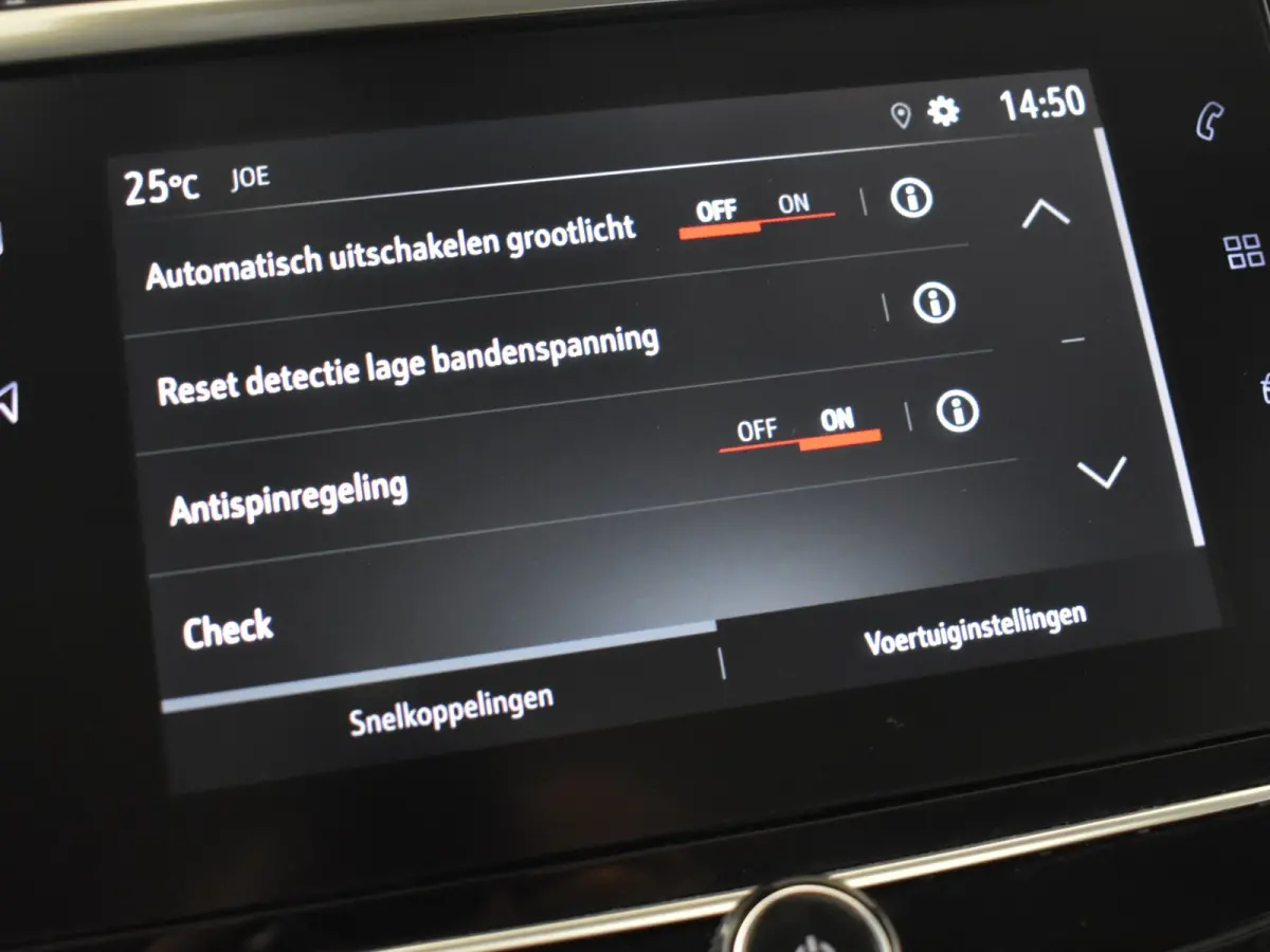 1.2 Elegance 102 PK | Achteruitrijcamera | Parkeersensoren voor/achter | Apple carplay Android auto | Cruise control | Bleutooth | DAB | Airco | Verkeersborden detectie | Rijstrooksensoren |