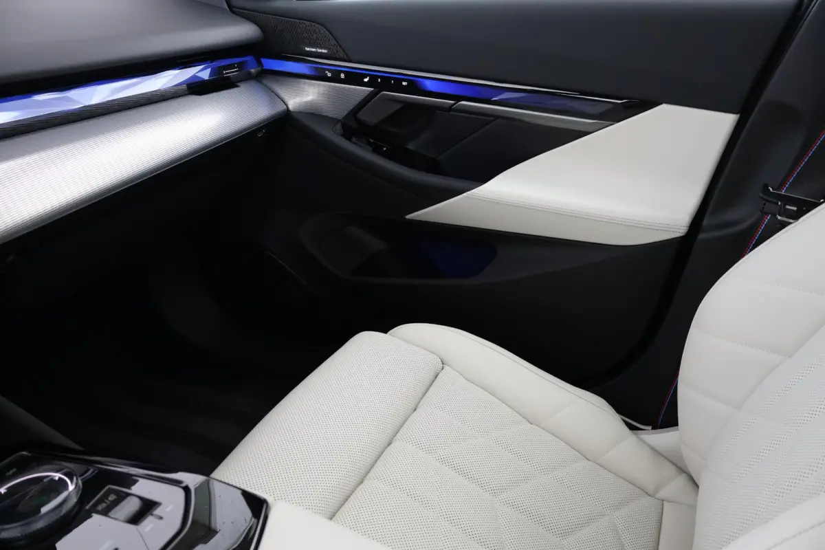 530e M Sport Edition | SoH 100% | Sport Pakket Pro | Pano Dak | Trekhaak | Elektr. Achterklep | Innovation Pack | Driving Assistant Plus | Harman Kardon | Ventilatie Voorstoelen |