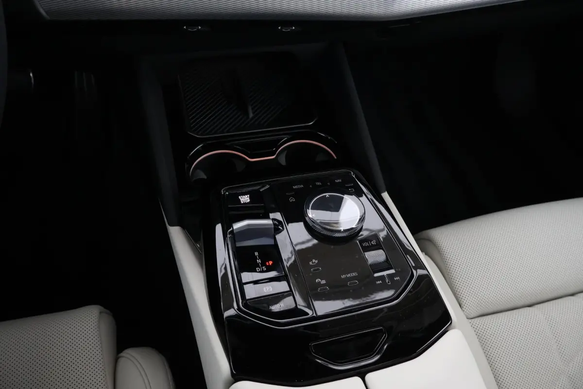 530e M Sport Edition | SoH 100% | Sport Pakket Pro | Pano Dak | Trekhaak | Elektr. Achterklep | Innovation Pack | Driving Assistant Plus | Harman Kardon | Ventilatie Voorstoelen |