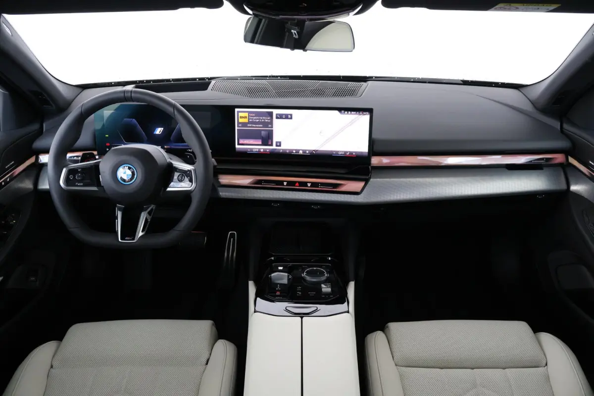 530e M Sport Edition | SoH 100% | Sport Pakket Pro | Pano Dak | Trekhaak | Elektr. Achterklep | Innovation Pack | Driving Assistant Plus | Harman Kardon | Ventilatie Voorstoelen |