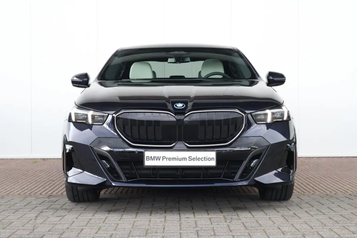 530e M Sport Edition | SoH 100% | Sport Pakket Pro | Pano Dak | Trekhaak | Elektr. Achterklep | Innovation Pack | Driving Assistant Plus | Harman Kardon | Ventilatie Voorstoelen |