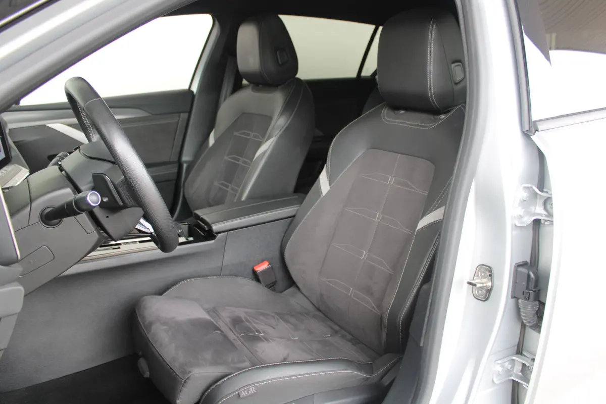 1.2 Turbo Ultimate | Navigatie | Panoramadak | Matrix koplampen | Alcantara | Keyless |