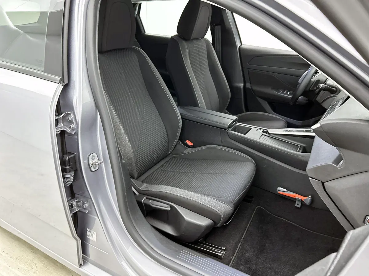 Active Pack Business 1.6 Plug-in Hybrid 180pk Automaat | Navigatie | Climate Control | Cruise Control | Parkeersensoren | Led koplampen | Keyless start | Draadloze Apple Carplay / Android Au