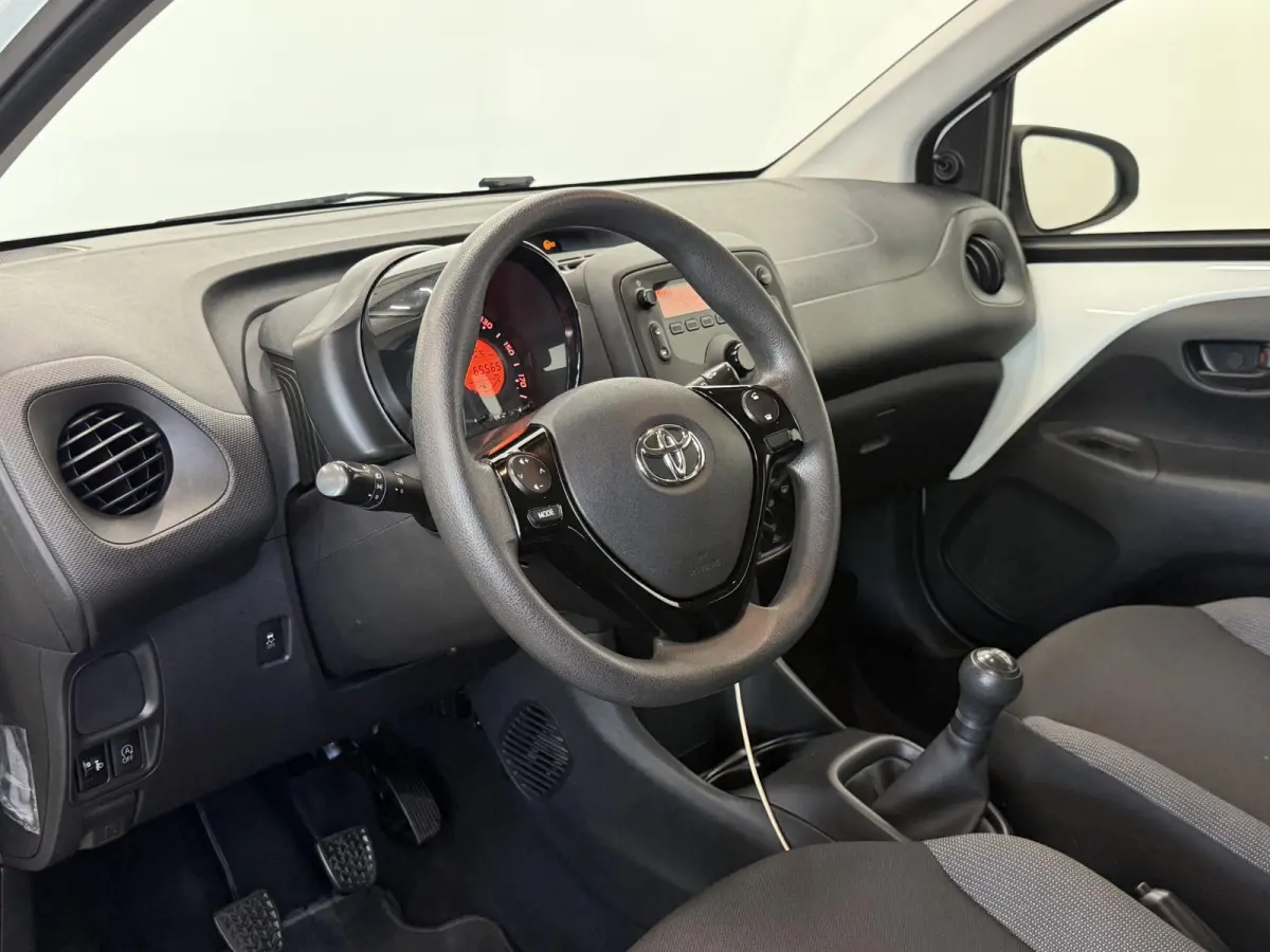 1.0 VVT-i x-fun Airco Bluetooth Centrale vergrendeling + afstand bediening Electrische ramen Led 5 Deurs