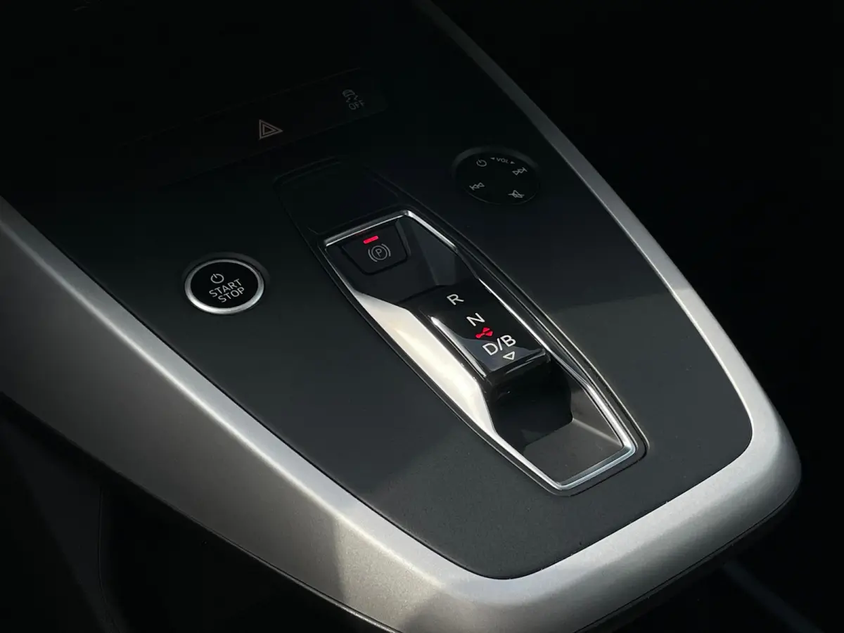 40 Black edition WARMTEPOMP SOH 98% 77 kWh 1E EIG ORG NL F3 |VIRTUALCOCKPIT|CARPLAY|CRUISECONTROL|LED|20''INCH|