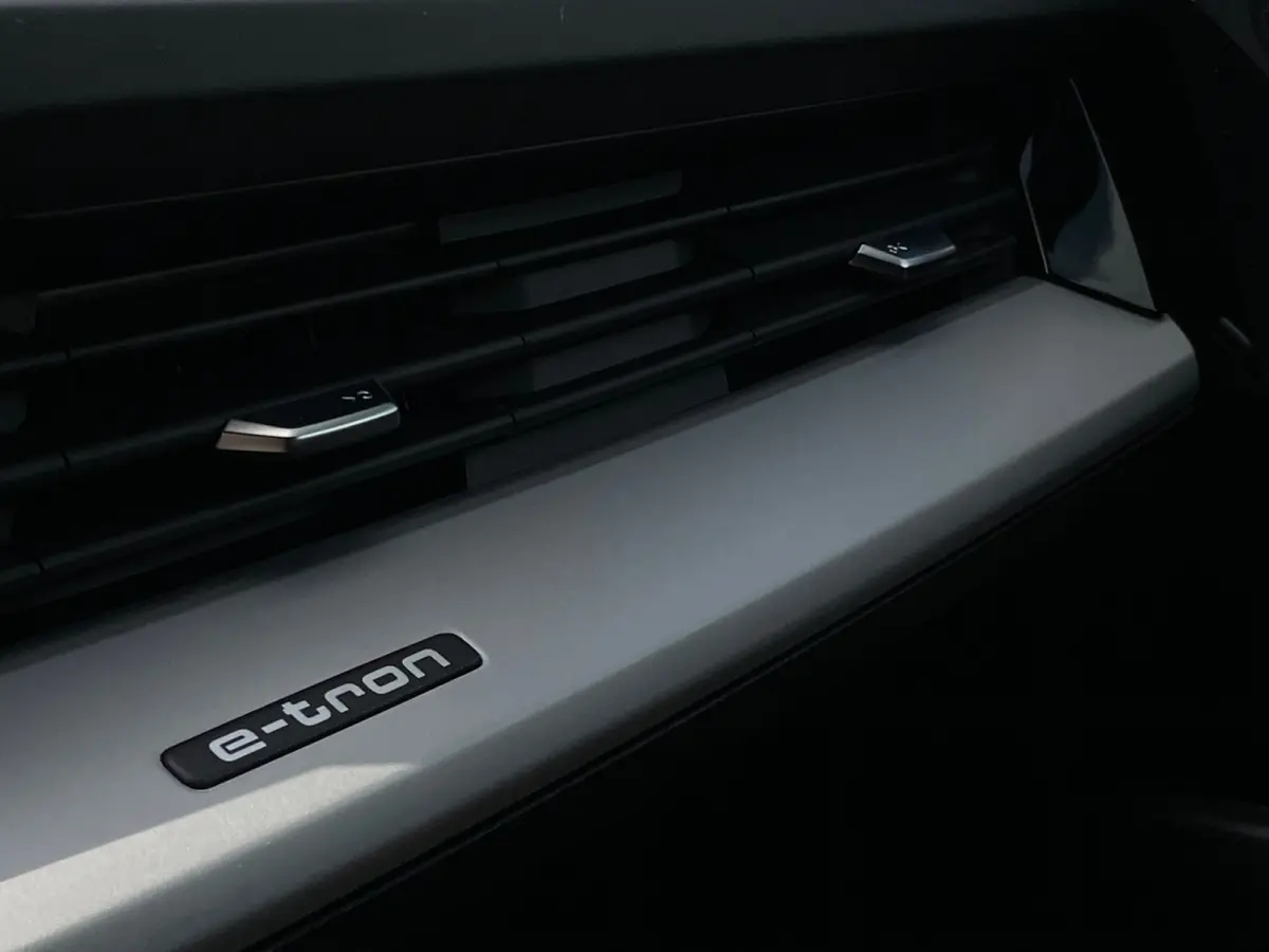 40 Black edition WARMTEPOMP SOH 98% 77 kWh 1E EIG ORG NL F3 |VIRTUALCOCKPIT|CARPLAY|CRUISECONTROL|LED|20''INCH|