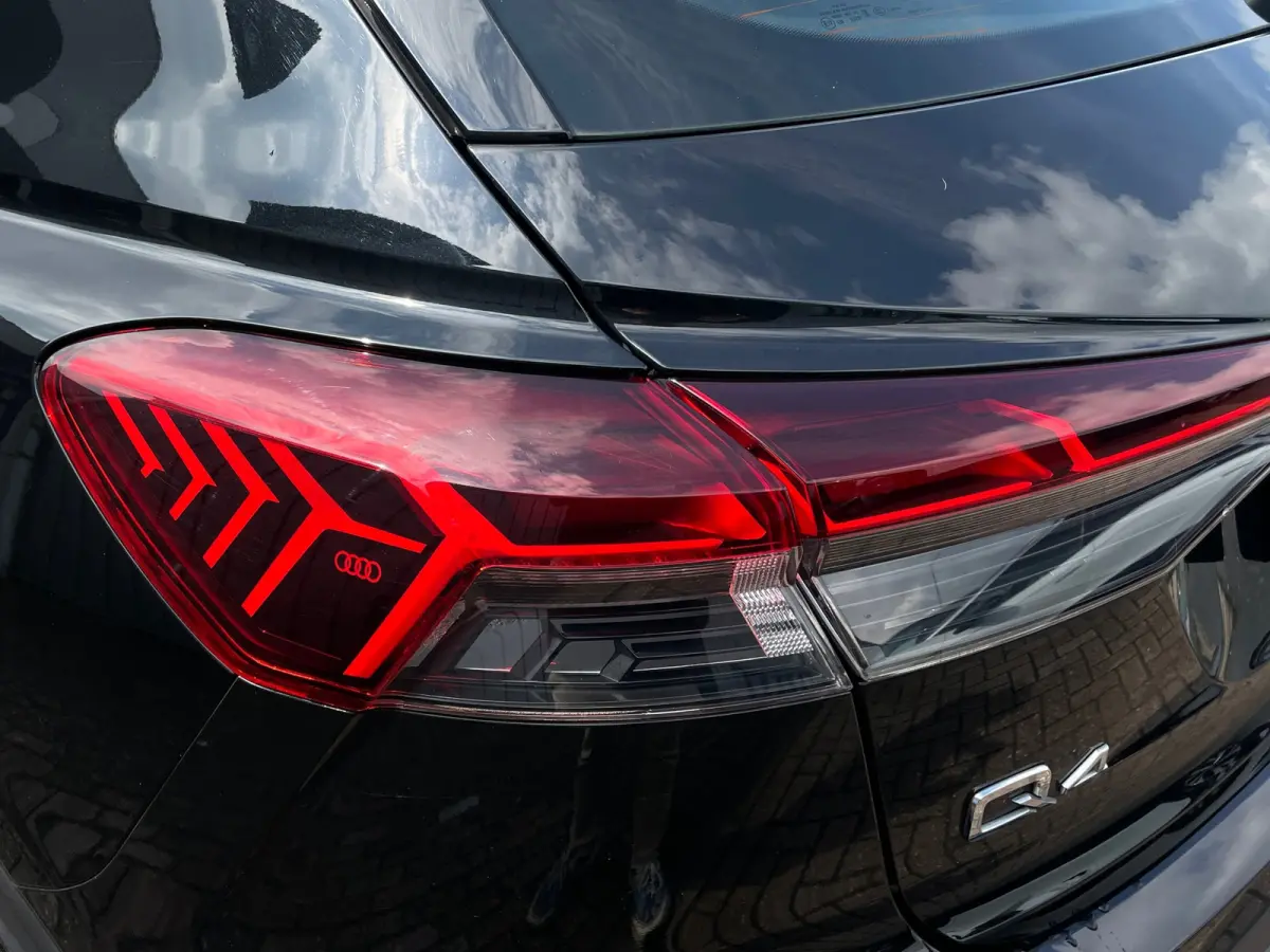 40 Black edition WARMTEPOMP SOH 98% 77 kWh 1E EIG ORG NL F3 |VIRTUALCOCKPIT|CARPLAY|CRUISECONTROL|LED|20''INCH|