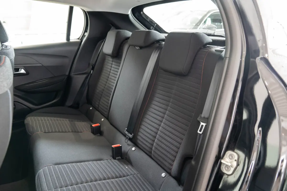 1.2 PureTech Active | Navigatie | Apple Carplay & Android Auto | Cruise Controle | Bluetooth | DAB | Airco| Elektrische Ramen |