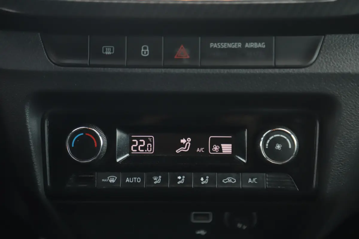 1.0 TSI Monte Carlo 95PK Trekhaak 16 inch LMV Navigatie Clima Cruise Parkeersensor