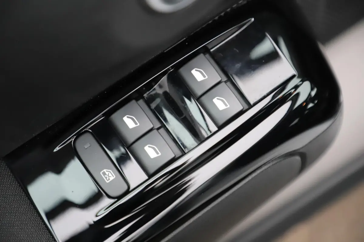 1.2 PureTech Shine Navigatie Achteruitrijcamera 17 inch LMV Carplay Android Climate Cruise Control Rijstrooksensor Parkeersensor