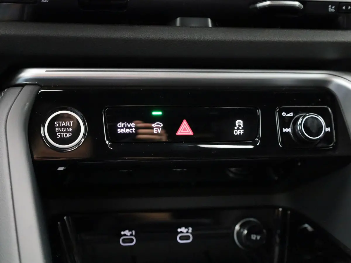 2.0 TFSI e-hybrid quattro S edition Competition Navigatie | Panorama-glasdak | Trekhaak | B&O | 21"LM Velgen | Stoelventilatie | Airco