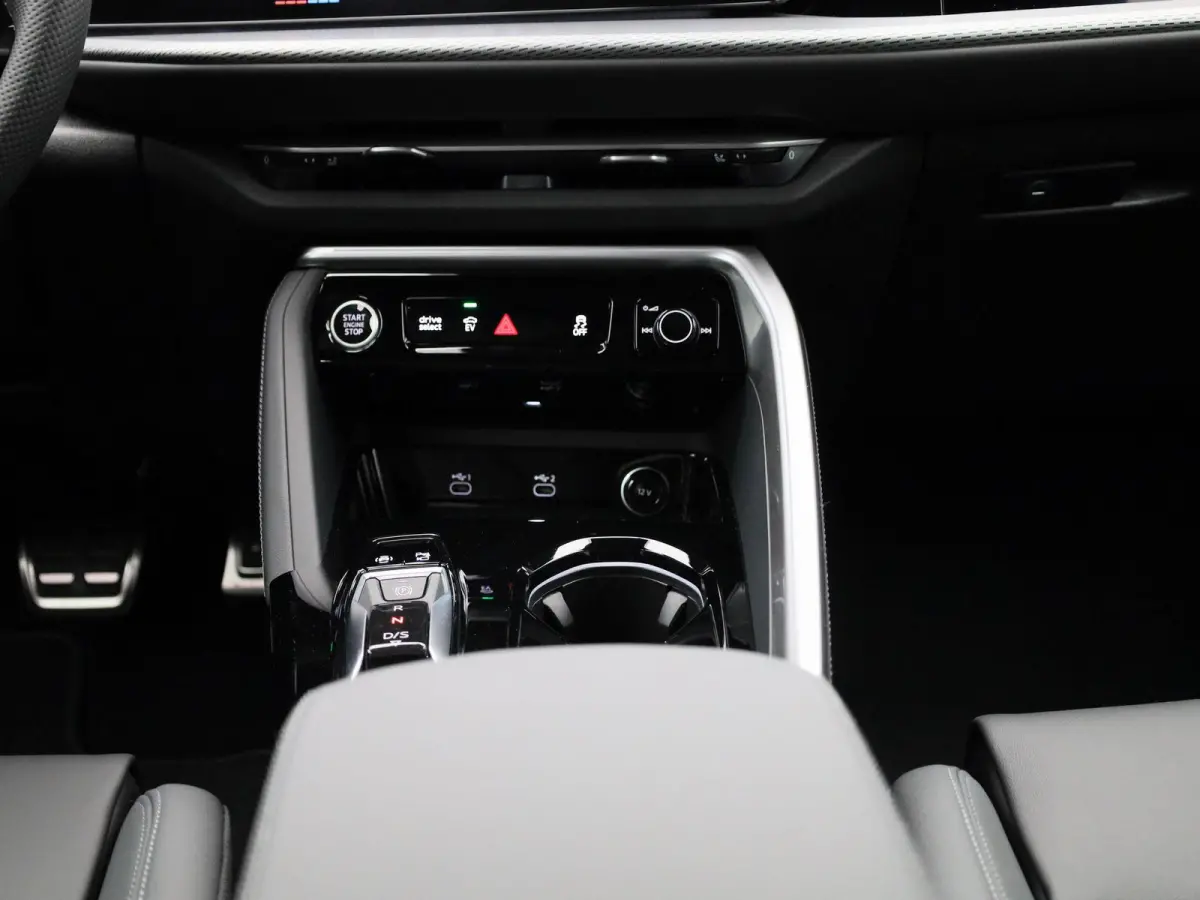 2.0 TFSI e-hybrid quattro S edition Competition Navigatie | Panorama-glasdak | Trekhaak | B&O | 21"LM Velgen | Stoelventilatie | Airco