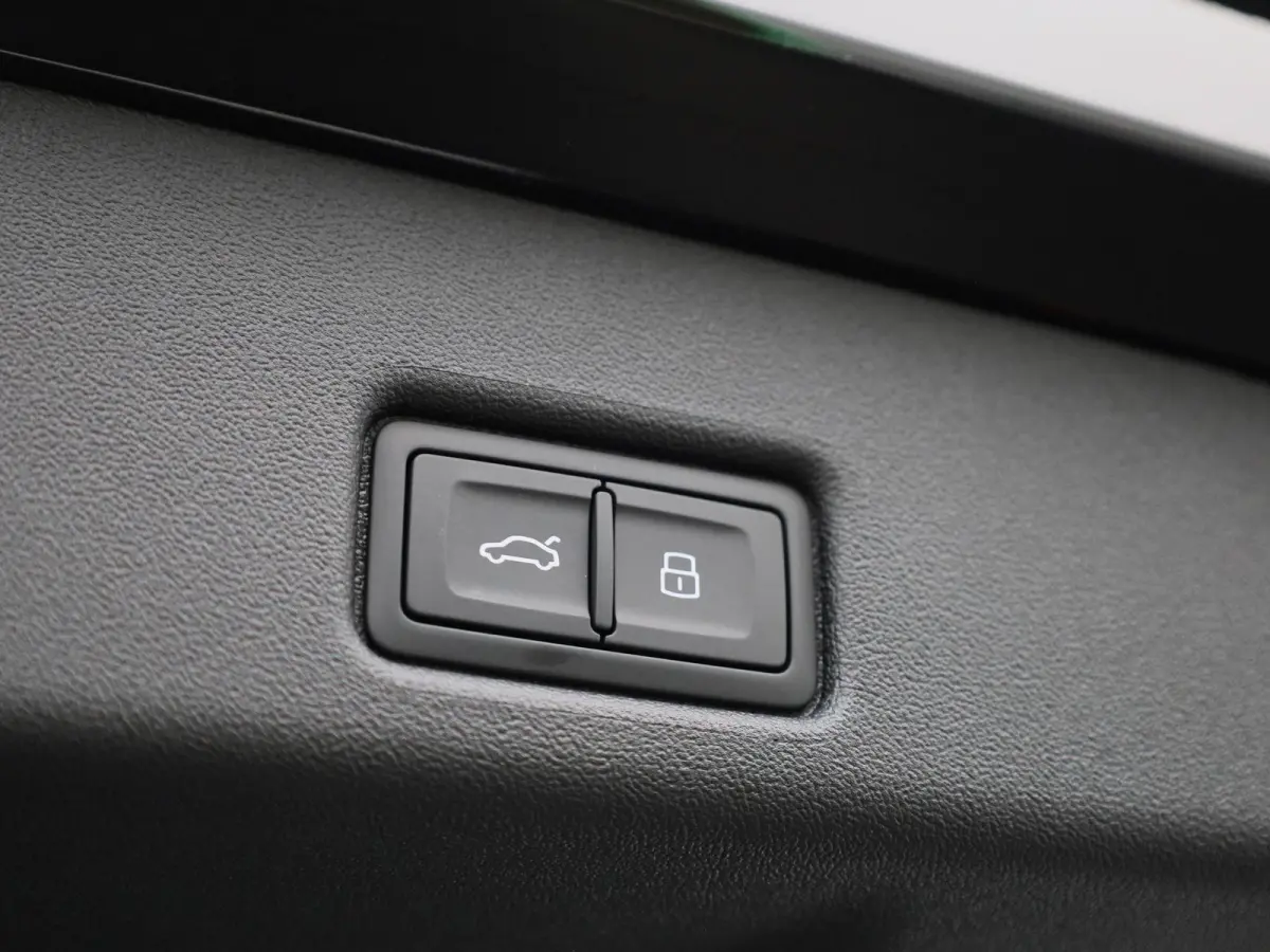 2.0 TFSI e-hybrid quattro S edition Competition Navigatie | Panorama-glasdak | Trekhaak | B&O | 21"LM Velgen | Stoelventilatie | Airco