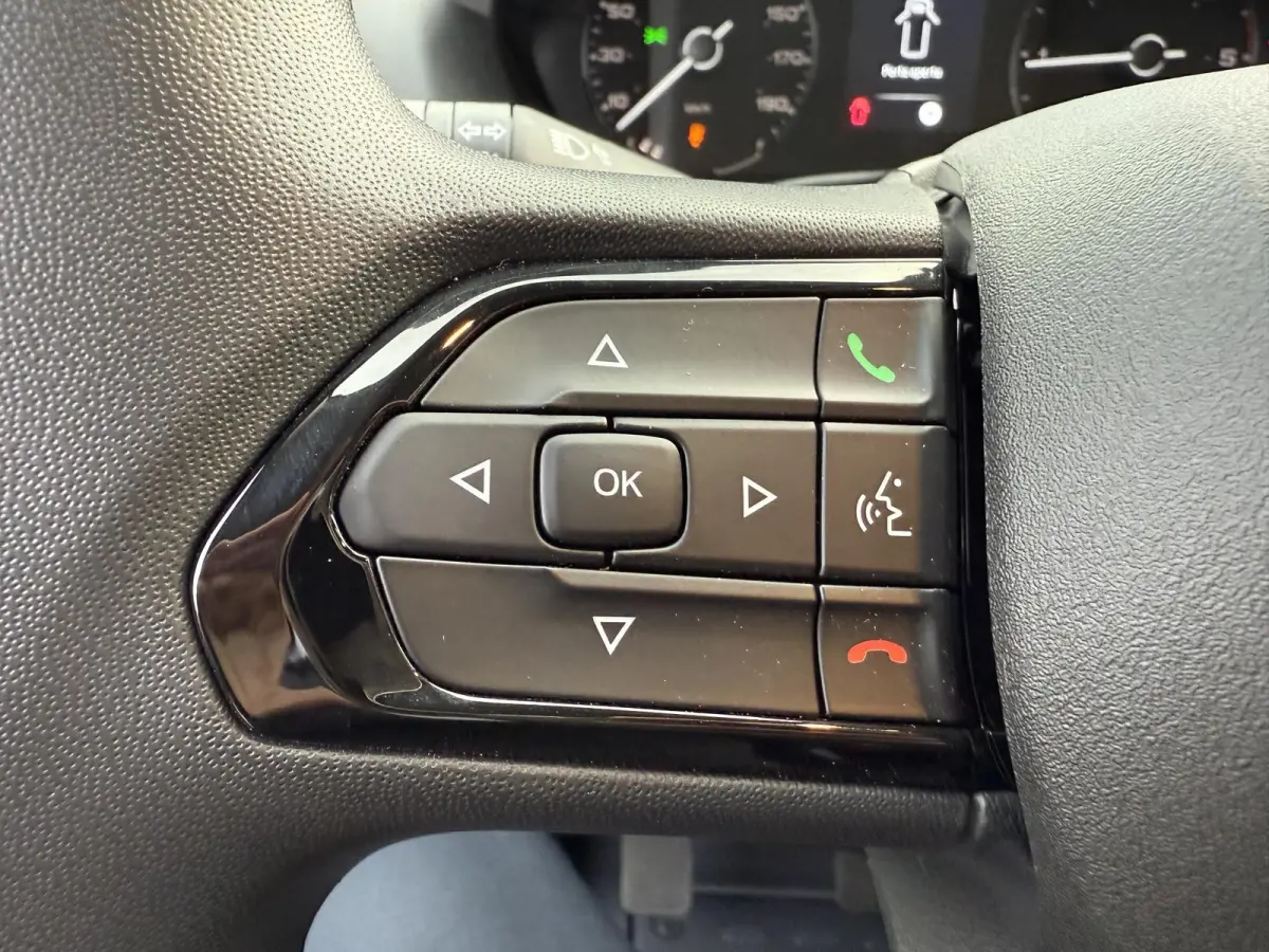 L3 3.5t Zwaar 180 pk | Bakwagen | Achteruitrijcamera | Parkeersensoren Achter | Airco | Cruise Control | DAB Ontvanger | 2 Zitplaatsen Rechtsvoor | Reservewiel | Buitenspiegels Elektrisch Ve