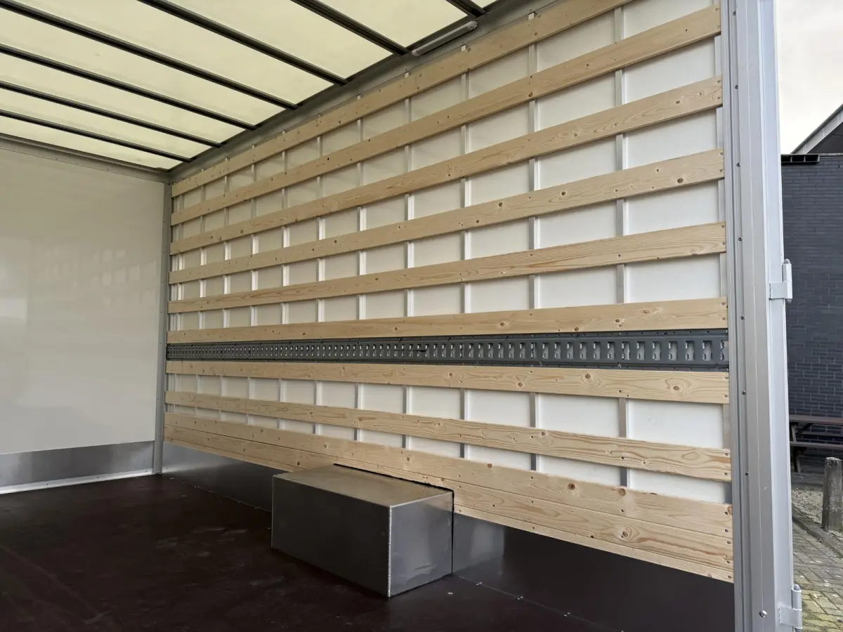 L3 3.5t Zwaar 180 pk | Bakwagen | Achteruitrijcamera | Parkeersensoren Achter | Airco | Cruise Control | DAB Ontvanger | 2 Zitplaatsen Rechtsvoor | Reservewiel | Buitenspiegels Elektrisch Ve