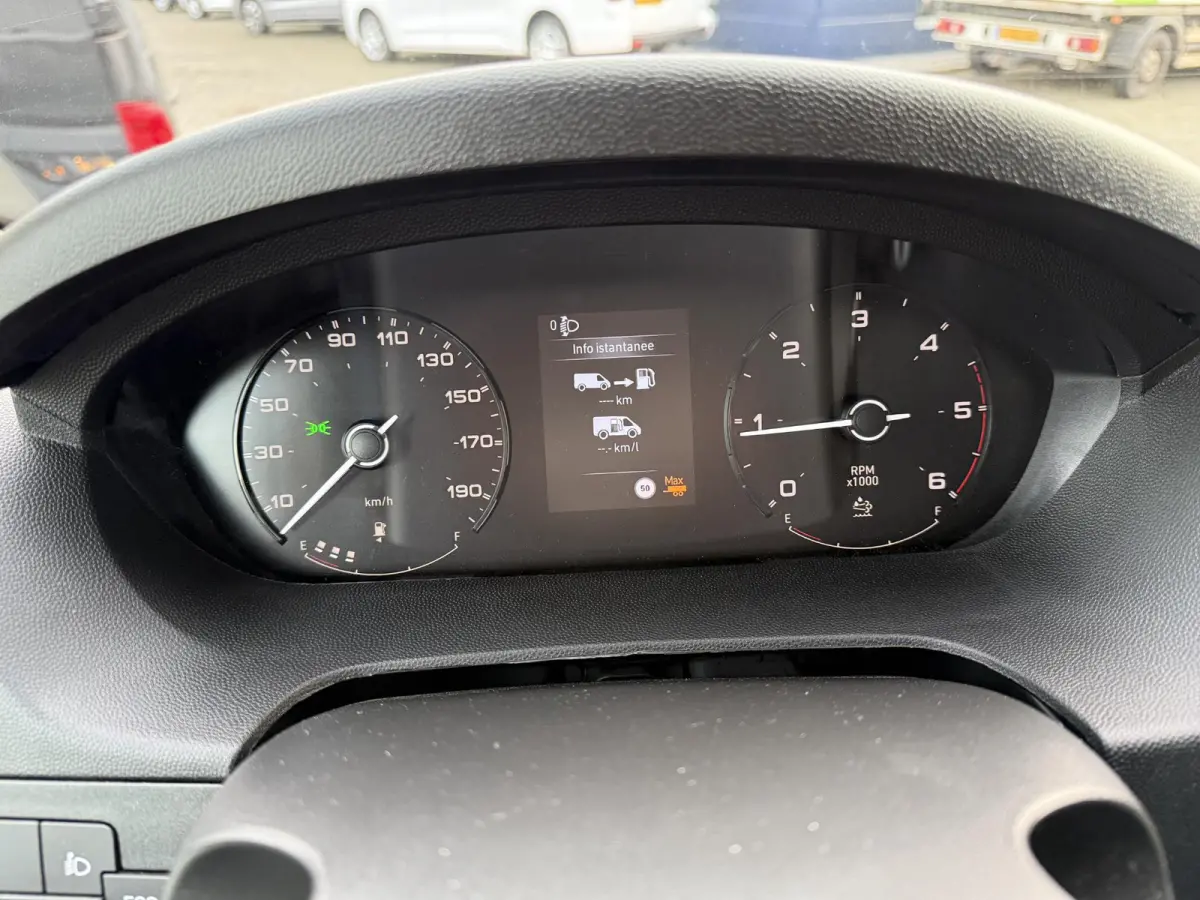 L3 3.5t Zwaar 180 pk | Bakwagen | Achteruitrijcamera | Parkeersensoren Achter | Airco | Cruise Control | DAB Ontvanger | 2 Zitplaatsen Rechtsvoor | Reservewiel | Buitenspiegels Elektrisch Ve