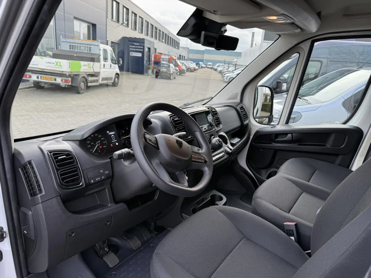 L3 3.5t Zwaar 180 pk | Bakwagen | Achteruitrijcamera | Parkeersensoren Achter | Airco | Cruise Control | DAB Ontvanger | 2 Zitplaatsen Rechtsvoor | Reservewiel | Buitenspiegels Elektrisch Ve