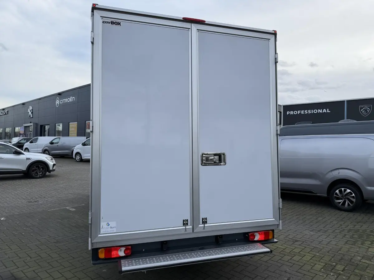 L3 3.5t Zwaar 180 pk | Bakwagen | Achteruitrijcamera | Parkeersensoren Achter | Airco | Cruise Control | DAB Ontvanger | 2 Zitplaatsen Rechtsvoor | Reservewiel | Buitenspiegels Elektrisch Ve