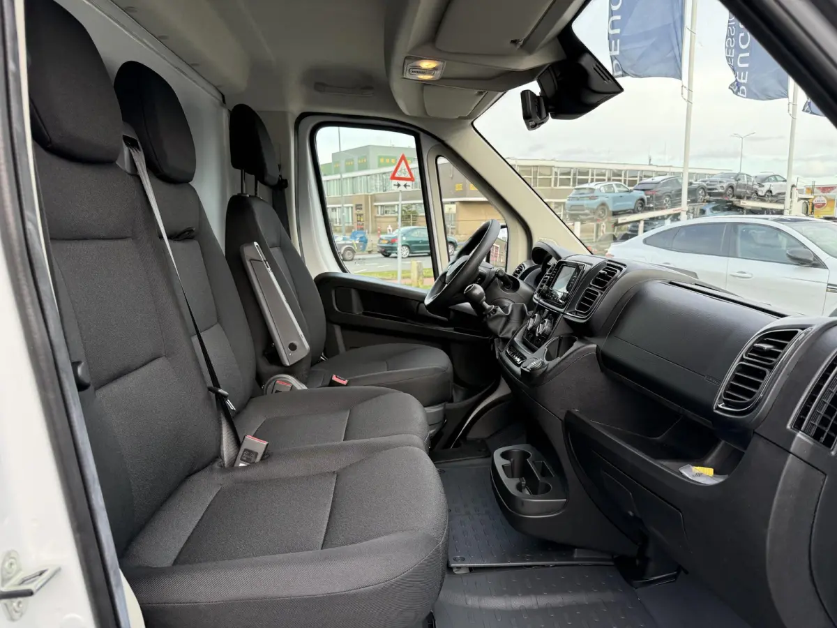 L3 3.5t Zwaar 180 pk | Bakwagen | Achteruitrijcamera | Parkeersensoren Achter | Airco | Cruise Control | DAB Ontvanger | 2 Zitplaatsen Rechtsvoor | Reservewiel | Buitenspiegels Elektrisch Ve