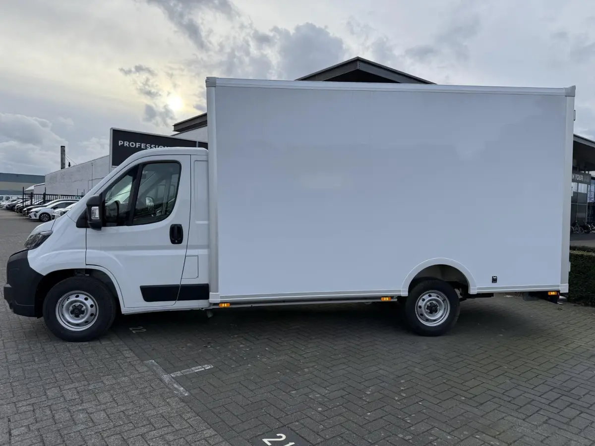 L3 3.5t Zwaar 180 pk | Bakwagen | Achteruitrijcamera | Parkeersensoren Achter | Airco | Cruise Control | DAB Ontvanger | 2 Zitplaatsen Rechtsvoor | Reservewiel | Buitenspiegels Elektrisch Ve