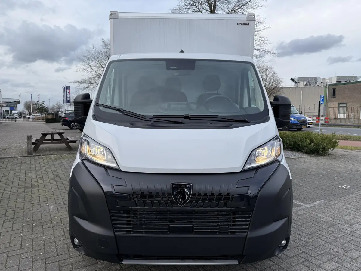 L3 3.5t Zwaar 180 pk | Bakwagen | Achteruitrijcamera | Parkeersensoren Achter | Airco | Cruise Control | DAB Ontvanger | 2 Zitplaatsen Rechtsvoor | Reservewiel | Buitenspiegels Elektrisch Ve