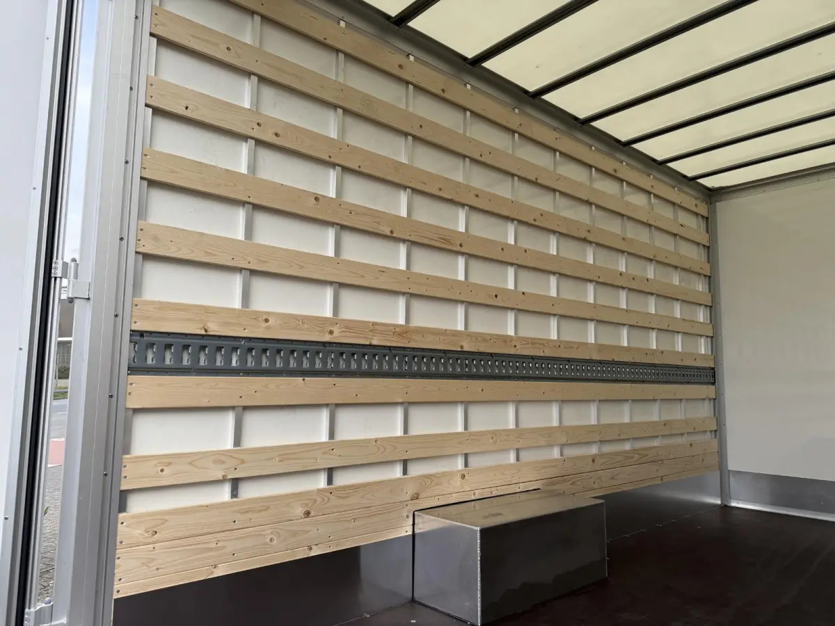 L3 3.5t Zwaar 180 pk | Bakwagen | Achteruitrijcamera | Parkeersensoren Achter | Airco | Cruise Control | DAB Ontvanger | 2 Zitplaatsen Rechtsvoor | Reservewiel | Buitenspiegels Elektrisch Ve