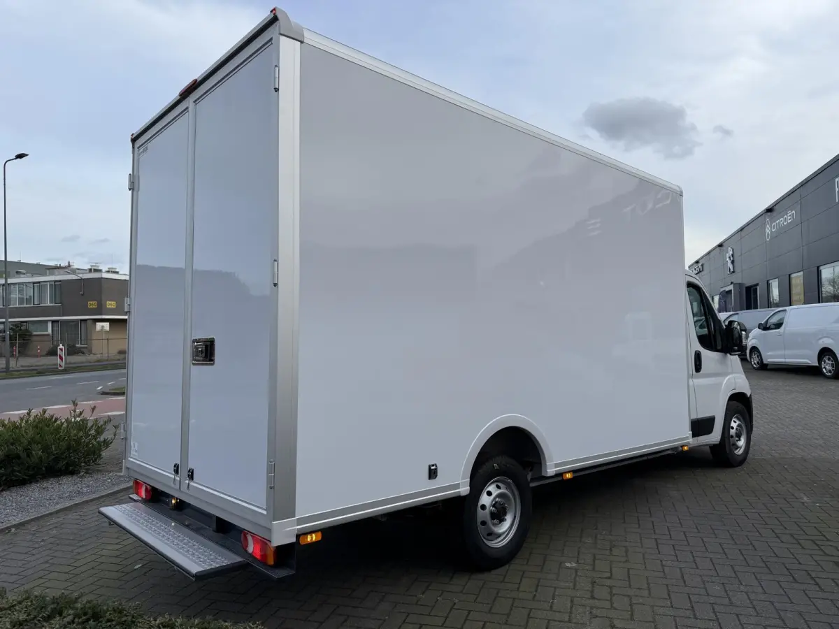L3 3.5t Zwaar 180 pk | Bakwagen | Achteruitrijcamera | Parkeersensoren Achter | Airco | Cruise Control | DAB Ontvanger | 2 Zitplaatsen Rechtsvoor | Reservewiel | Buitenspiegels Elektrisch Ve