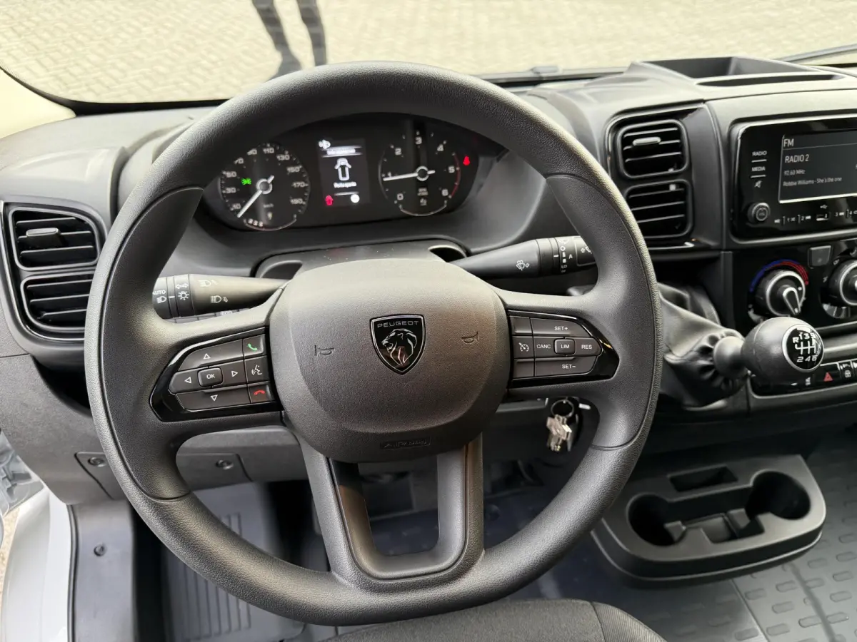 L3 3.5t Zwaar 180 pk | Bakwagen | Achteruitrijcamera | Parkeersensoren Achter | Airco | Cruise Control | DAB Ontvanger | 2 Zitplaatsen Rechtsvoor | Reservewiel | Buitenspiegels Elektrisch Ve