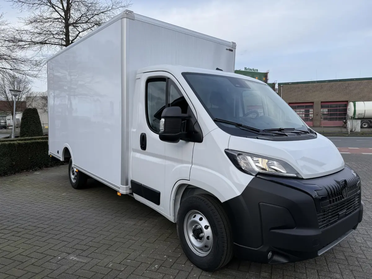 L3 3.5t Zwaar 180 pk | Bakwagen | Achteruitrijcamera | Parkeersensoren Achter | Airco | Cruise Control | DAB Ontvanger | 2 Zitplaatsen Rechtsvoor | Reservewiel | Buitenspiegels Elektrisch Ve