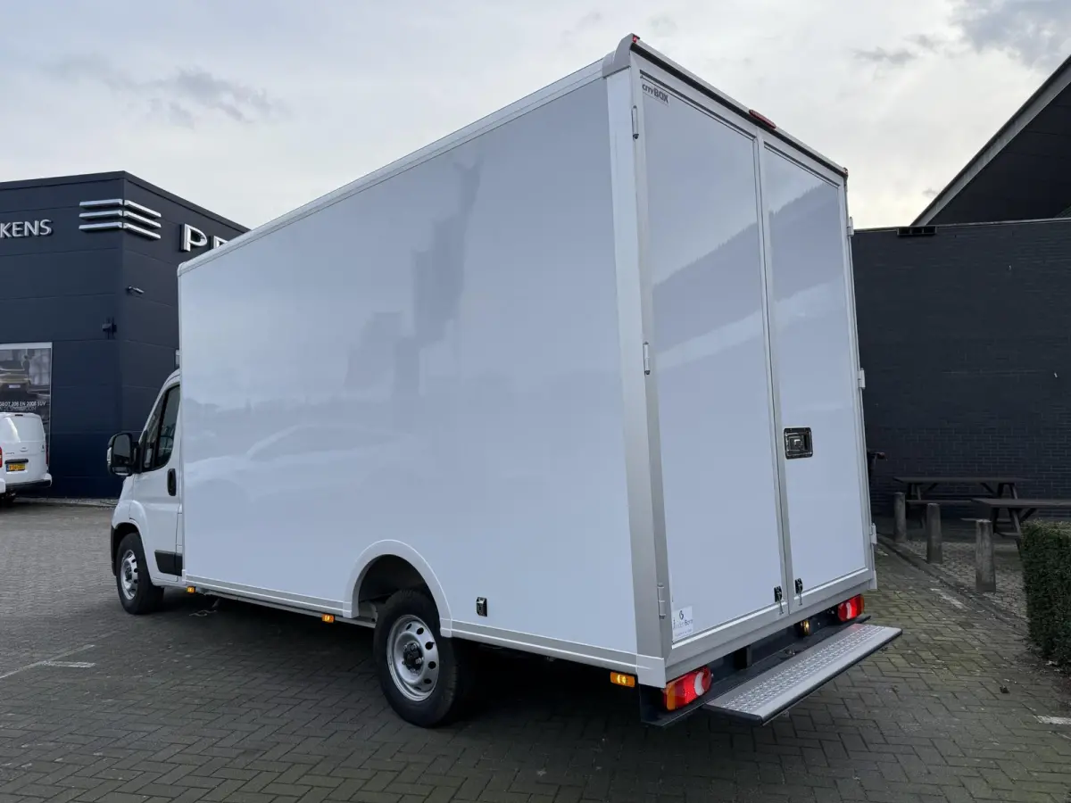 L3 3.5t Zwaar 180 pk | Bakwagen | Achteruitrijcamera | Parkeersensoren Achter | Airco | Cruise Control | DAB Ontvanger | 2 Zitplaatsen Rechtsvoor | Reservewiel | Buitenspiegels Elektrisch Ve