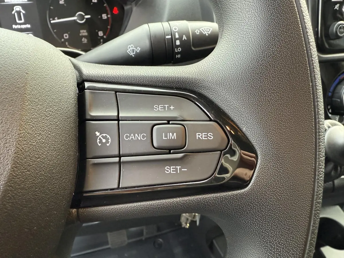 L3 3.5t Zwaar 180 pk | Bakwagen | Achteruitrijcamera | Parkeersensoren Achter | Airco | Cruise Control | DAB Ontvanger | 2 Zitplaatsen Rechtsvoor | Reservewiel | Buitenspiegels Elektrisch Ve