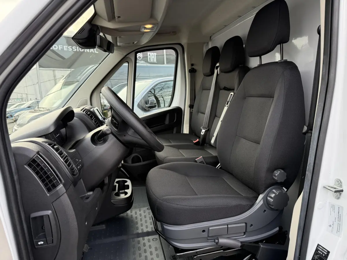 L3 3.5t Zwaar 180 pk | Bakwagen | Achteruitrijcamera | Parkeersensoren Achter | Airco | Cruise Control | DAB Ontvanger | 2 Zitplaatsen Rechtsvoor | Reservewiel | Buitenspiegels Elektrisch Ve