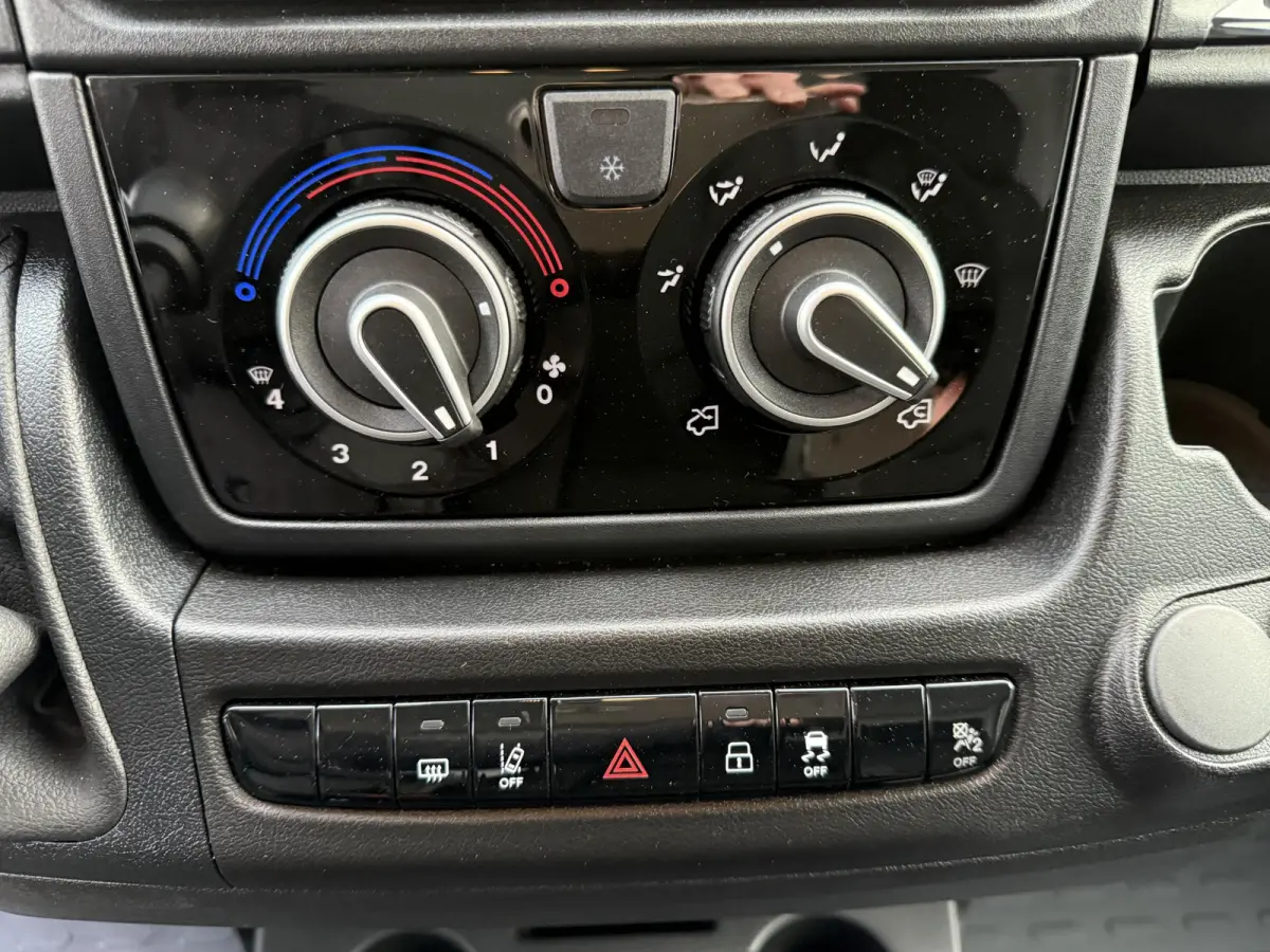 L3 3.5t Zwaar 180 pk | Bakwagen | Achteruitrijcamera | Parkeersensoren Achter | Airco | Cruise Control | DAB Ontvanger | 2 Zitplaatsen Rechtsvoor | Reservewiel | Buitenspiegels Elektrisch Ve