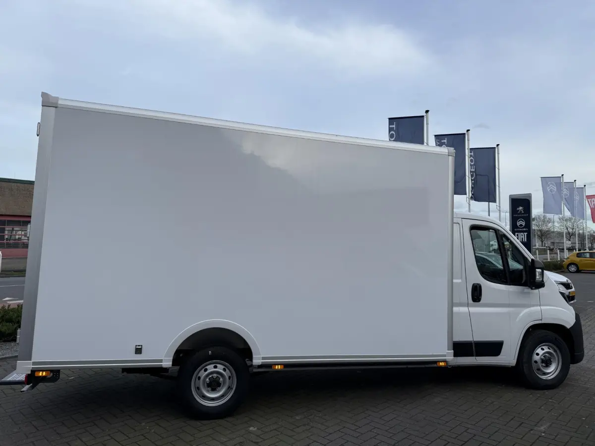 L3 3.5t Zwaar 180 pk | Bakwagen | Achteruitrijcamera | Parkeersensoren Achter | Airco | Cruise Control | DAB Ontvanger | 2 Zitplaatsen Rechtsvoor | Reservewiel | Buitenspiegels Elektrisch Ve