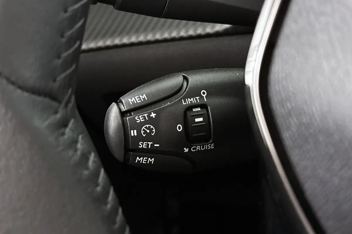 1.2 PureTech 100 Allure Apple CarPlay Climate Control