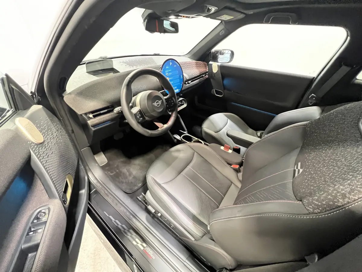 3-Deurs SE John Cooper Works M 54.2 kWh | SoH 97.1% | Navigatie/Android/Apple Carplay | LM Velgen 18" | Voorstoelen + Stuur Verwarmd | Elektrisch Glazen Panoramadak | Cruise Control | Airco 