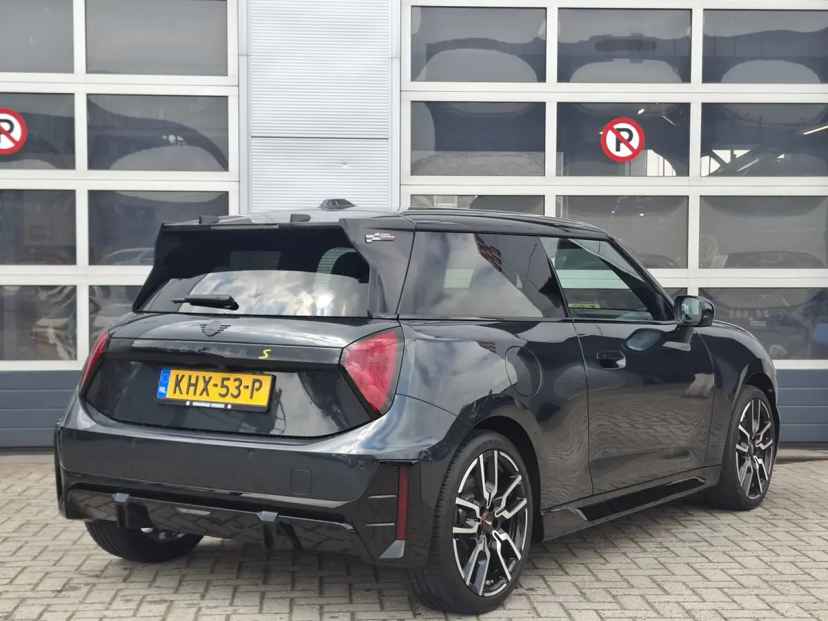 3-Deurs SE John Cooper Works M 54.2 kWh | SoH 97.1% | Navigatie/Android/Apple Carplay | LM Velgen 18" | Voorstoelen + Stuur Verwarmd | Elektrisch Glazen Panoramadak | Cruise Control | Airco 